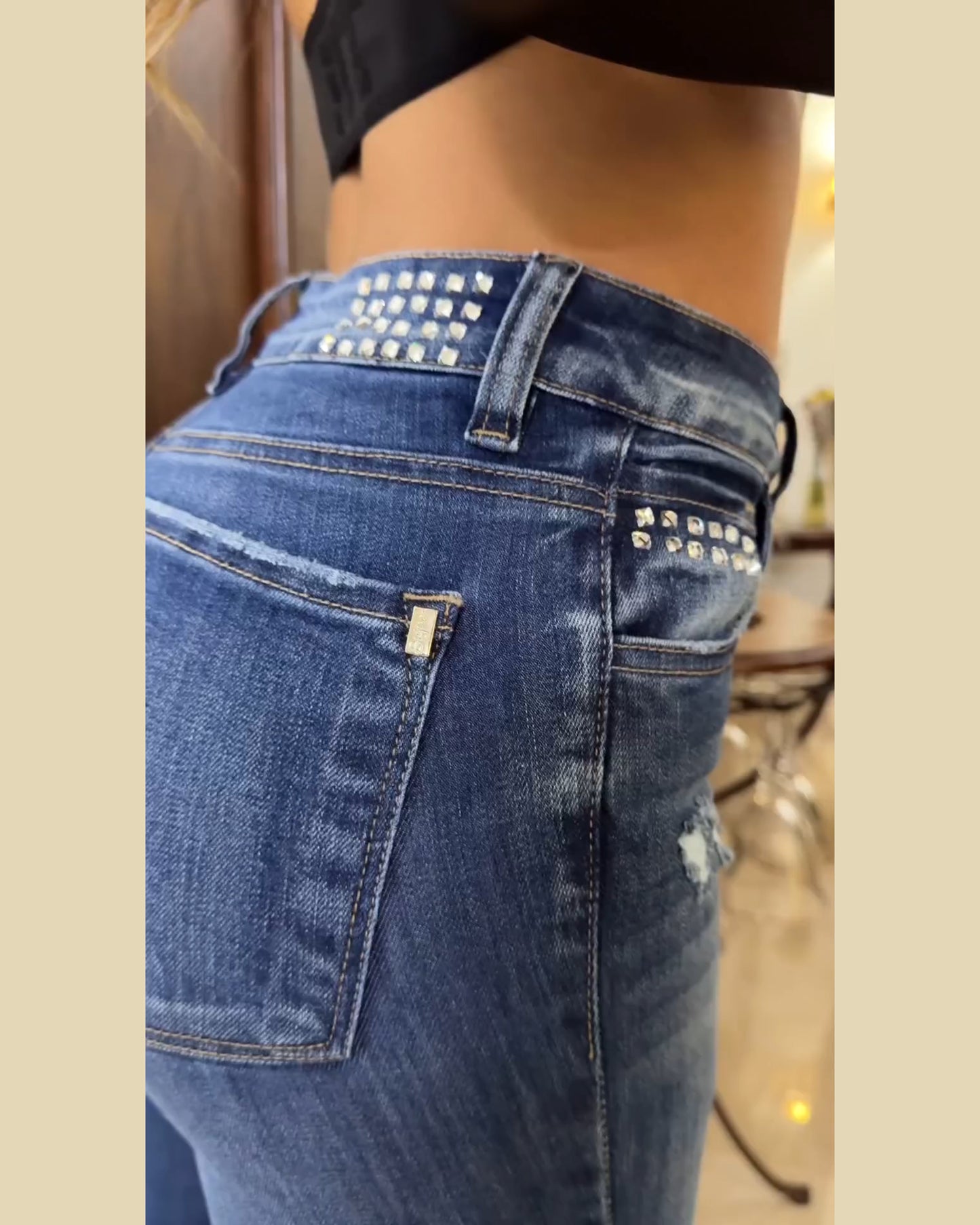 Skinny Stretch Fit Jeans mit Rissen und Steinen